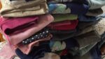 pilhas de roupas para passar