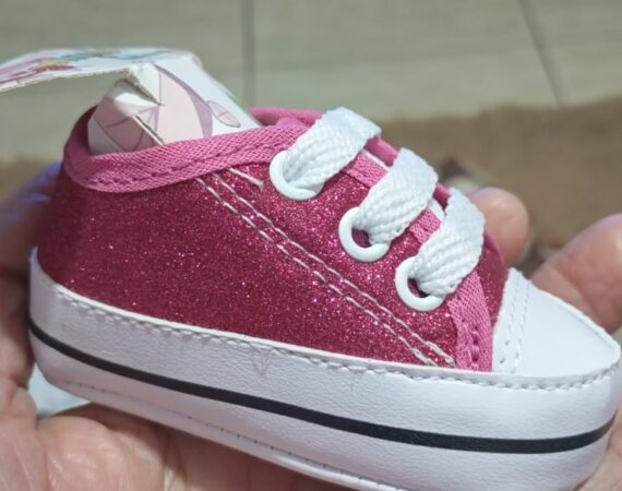 sapato rosa de bebê