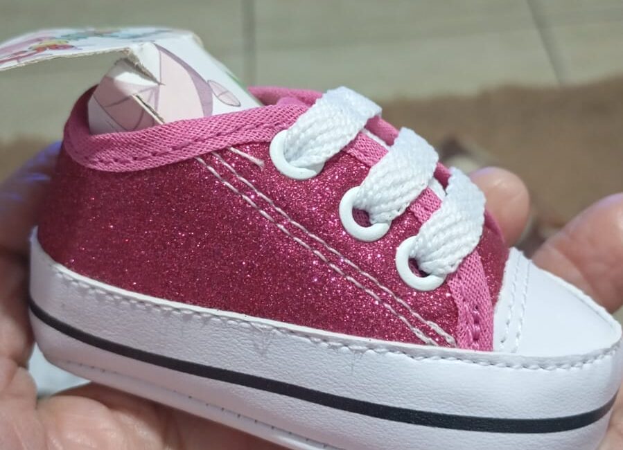 sapato rosa de bebê
