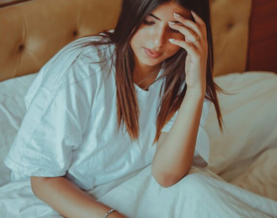 https://unsplash.com/pt-br/fotografias/mulher-no-vestido-branco-sentado-na-cama-ytLjLswscRM?utm_source=unsplash&utm_medium=referral&utm_content=creditShareLink