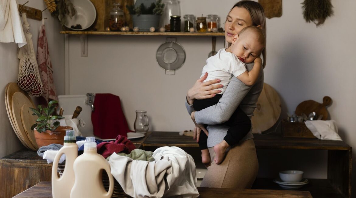 "Rotina de mãe: mãe organizando a casa e a agenda"