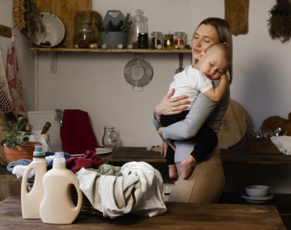 "Rotina de mãe: mãe organizando a casa e a agenda"
