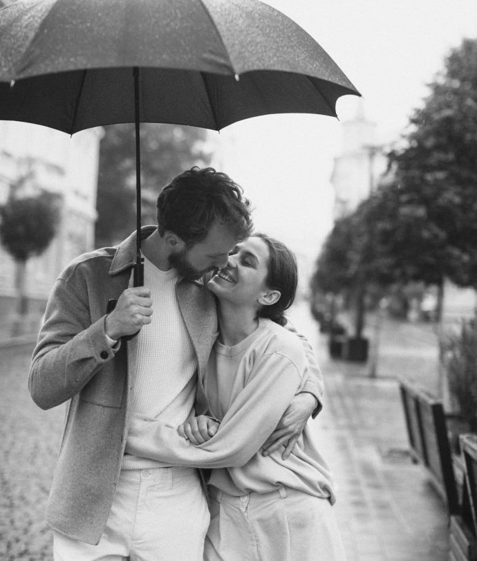 casal-de-vista-frontal-andando-na-chuva